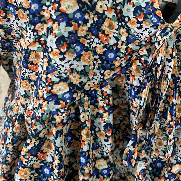 ❌SOLD❌SHEIN Ditzy Floral Top - Picture 3 of 6